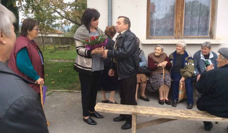 Нинова предизвика Цветанов да отговори на въпроси от родното му село 