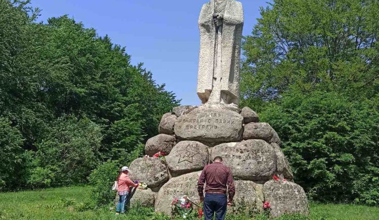 На „Бунтовна“: Иван Ченчев и социалисти се поклониха пред загиналите борци за свободата на България