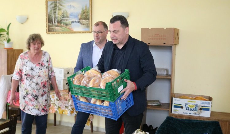 Иван Ченчев от БСП дари десетки козунаци на домове за възрастни хора в областите София и Габрово